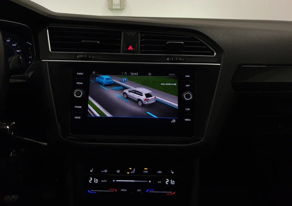 Volkswagen Tiguan cena 124999 przebieg: 126000, rok produkcji 2022 z Debrzno małe 781